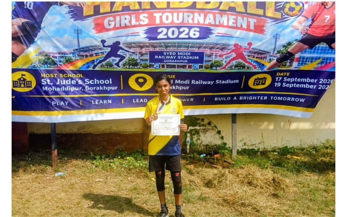 A Lawrence student with her medal and certificate at the Handball Girls Tournament 2026
